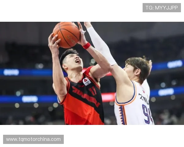 吴冠希在篮球赛场的崛起与成长历程探秘，展现新时代运动员的拼搏精神与团队合作